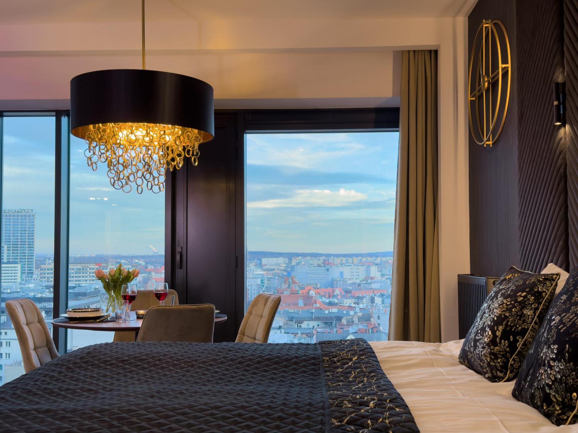 Urban Apartments Golden Royal, Jacuzzi By The Window, Chilled Prosecco, Free Garage 卡托维兹 外观 照片