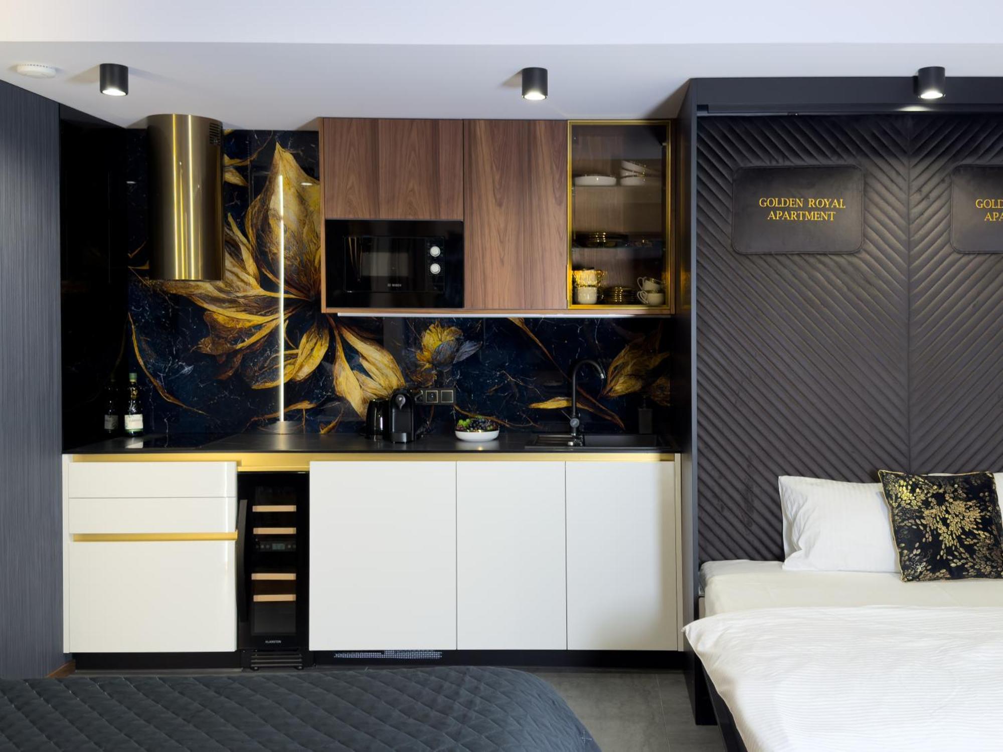 Urban Apartments Golden Royal, Jacuzzi By The Window, Chilled Prosecco, Free Garage 卡托维兹 外观 照片