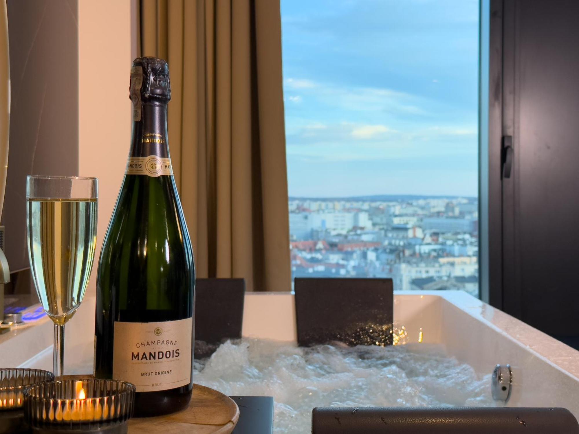 Urban Apartments Golden Royal, Jacuzzi By The Window, Chilled Prosecco, Free Garage 卡托维兹 外观 照片