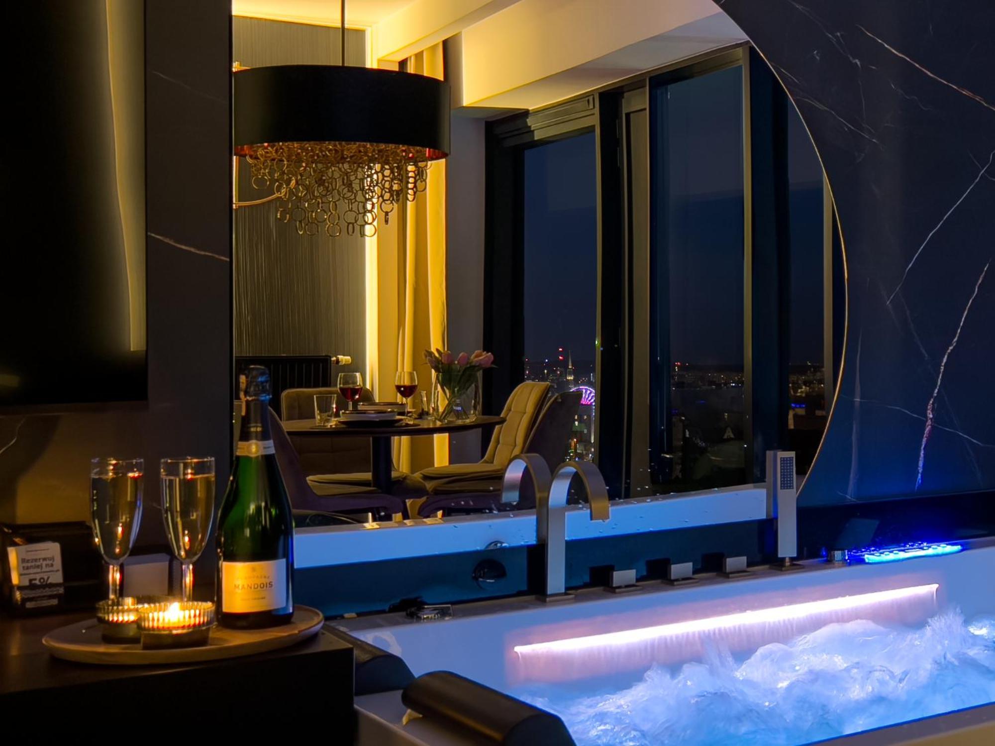 Urban Apartments Golden Royal, Jacuzzi By The Window, Chilled Prosecco, Free Garage 卡托维兹 外观 照片